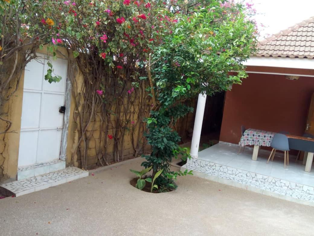 Chez Coumba Et Daniel Bed & Breakfast ซาลี ปอร์ตูดัล ภายนอก รูปภาพ